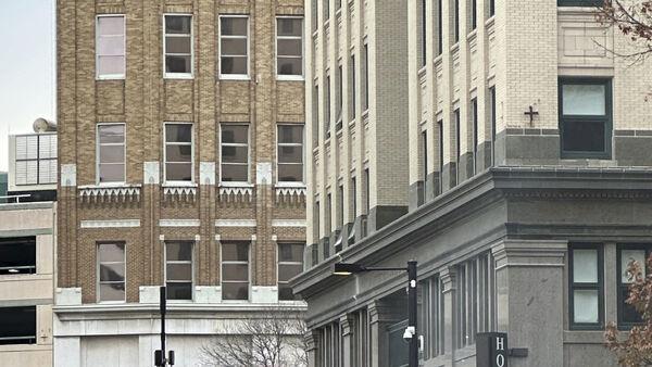 德克萨斯州沃斯堡中心的酒店爆炸导致11人受伤，建筑碎片散落