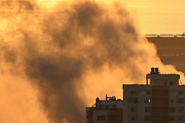 2024年9月28日,以色列空袭贝鲁特南部郊区的什叶派社区,烟雾从现场升起。-法新社图片