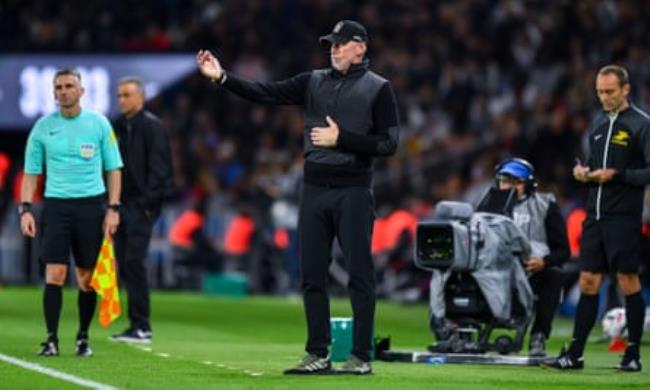 Éric Roy gives instructions during the Ligue 1 match between Paris Saint-Germain and Stade Brestois at the Parc des Princes on 14 September 2024
