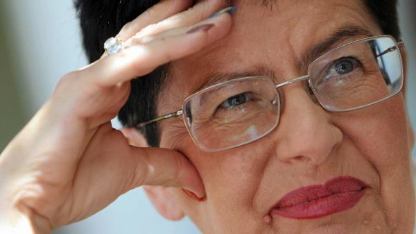 75-year-old politician in a swimsuit and without makeup. She posed in the pool and comments poured in