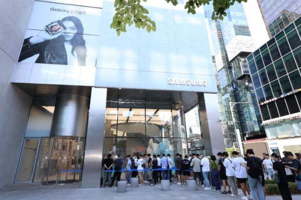 Korean　shoppers　looking　to　buy　the　latest　Galaxy　Z　Fold5　and　Flip5　smartphones　queue　in　front　of　a　Samsung　sales　outlet　in　Seoul