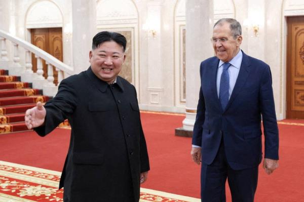 FILE PHOTO: 朝鲜领导人金正恩与俄罗斯外长拉夫罗夫在平壤会晤