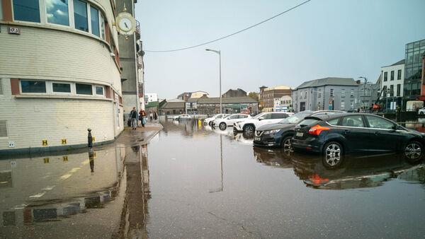 因暴雨导致洪水，科克市道路关闭