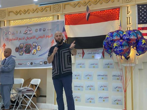 前市政厅官员Mohamed Bahi在被控干扰证人和销毁证据后站在麦克风前