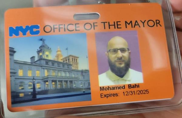 前市政厅官员Mohamed Bahi手持橙色徽章