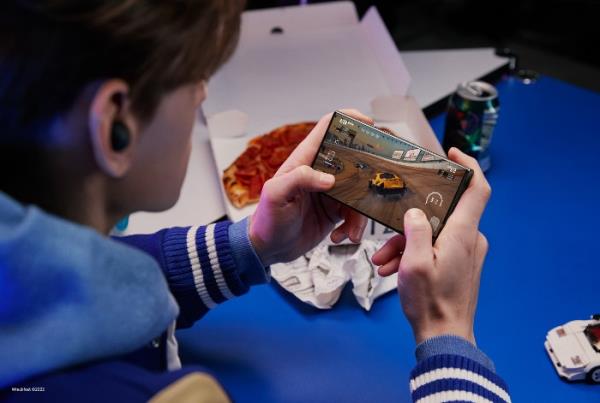 A　smartphone　user　is　playing　a　game　with　Galaxy　S23　Ultra
