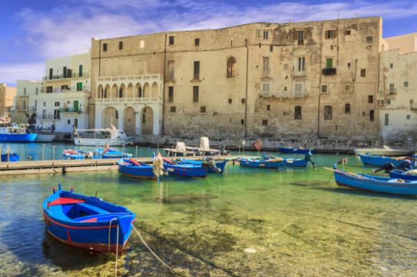 The turquoise shores of Porto Vecchio, the beating heart of Monopoli.