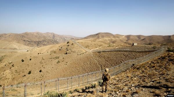 FILE - A soldier stands guard along a border fence on the border with Afghanistan in North Waziristan, Pakistan, Oct. 18, 2017. Militant attacks against Pakistani security outposts Friday reportedly resulted in the deaths of at least six soldiers and injuries to 14 others. 