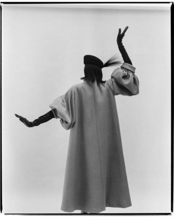 D’Urso wears a coat created by Balenciaga in the early 1950s.
