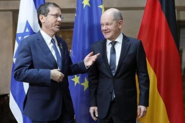 Isaac Herzog, president of Israel, and Olaf Scholz, chancellor of Germany, on Saturday in Munich.