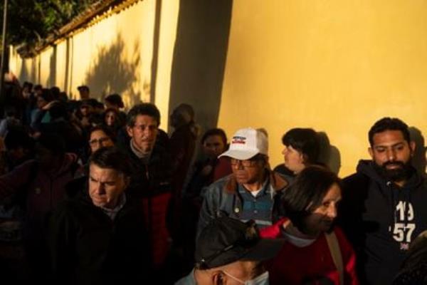 People waiting in line to see Simón Bolívar's sword at the Quinta de Bolívar Museum; January 17, 2023.