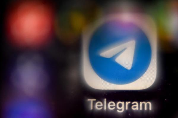 智能手机屏幕上的Telegram标志特写，提到帕维尔·杜罗夫的被捕及其与VKontakte和Telegram的关系。