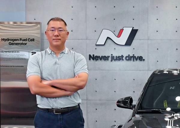 现代汽车集团常务郑义宣站在N品牌标志前。现代汽车运动有限公司(Hyundai Motorsport GmbH)成立于2013年的领导。(现代汽车集团)