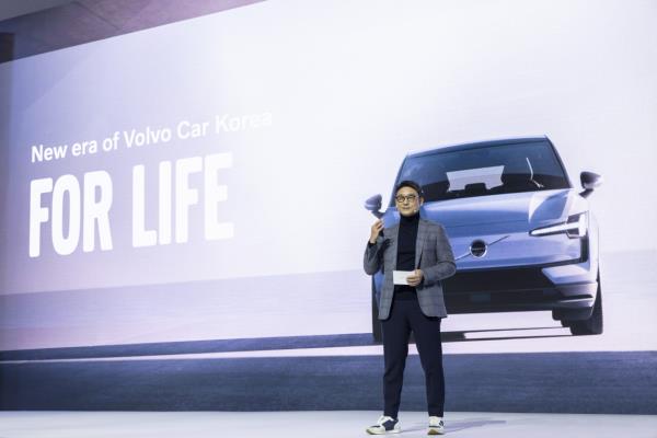 Lee Yun-mo, Volvo Cars Korea首席执行官，在周二的瑞典汽车制造商在首尔举行的新车发布会上发言。(沃尔沃汽车韩国)