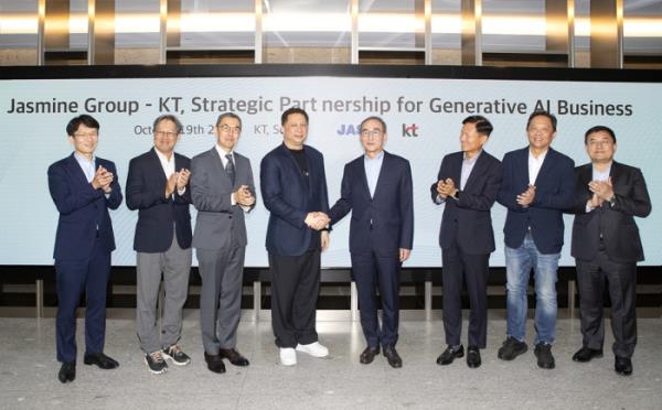 Thailand’s Jasmine Group chief Pete Bodharamik (fourth left), South Korea’s KT CEO Kim Young-shub (fifth) and executives of the two companies take a picture after a strategic partnership meeting for generative AI business at KT headquarters in Seoul on Oct. 19, 2023 (Courtesy of KT)