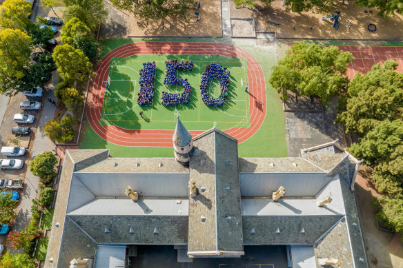 威廉斯敦小学的学生们组成150的形状以纪念学校的里程碑。