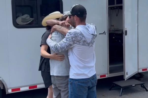 Elliott and his family reunite.