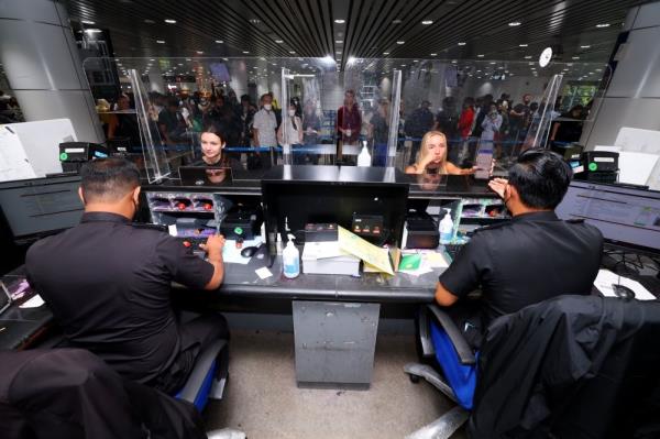 KLIA immigration officers now banned from using mobile phones while on duty to prevent ‘special counter lanes’ abuse, says MACC chief