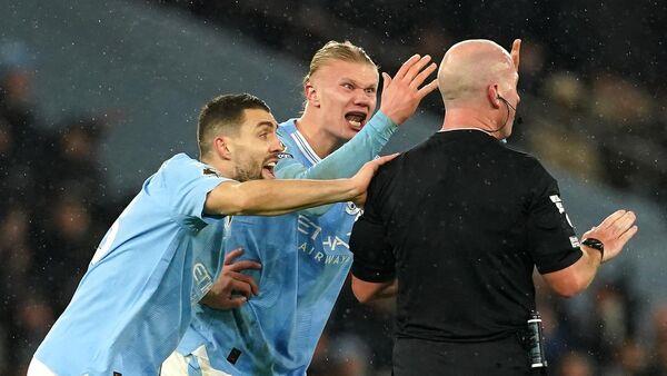 Manchester City charged by FA after players surround referee against Spurs