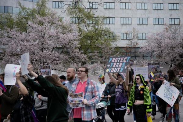 支持LGBTQA+权利的人士参加2023年3月31日在华盛顿特区国会山举行的变性与跨性别自主游行。