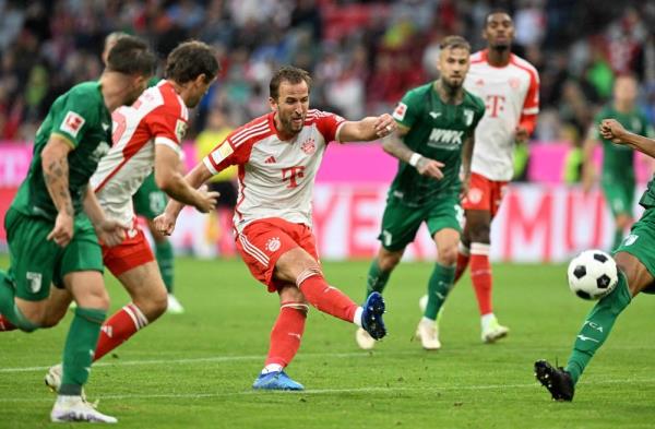 Kane scores twice on home Bundesliga debut as Bayern extend winning start