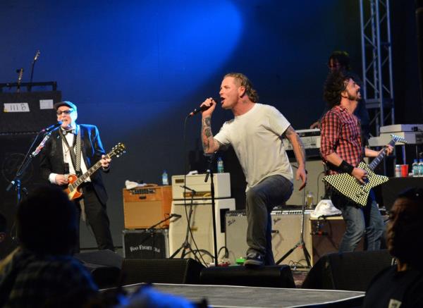 Dave Grohl (R) and Corey Taylor performing with Rick Nielsen in 2013.