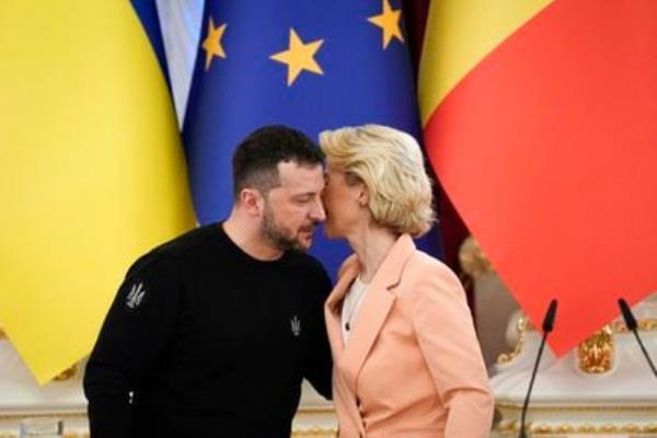 Ukrainian President Volodymyr Zelenskiy speaks with president of the European Commission, Ursula von der Leyen, during a meeting with the media at the Mariinsky Palace in Kyiv on Saturday.