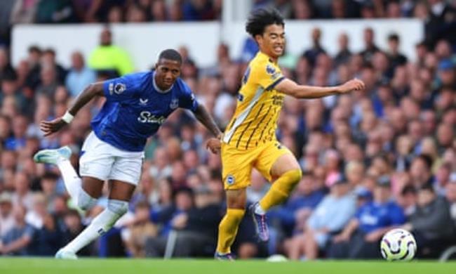 Ashley Young brings down Kaoru Mitoma, earning the Everton defender a red card.