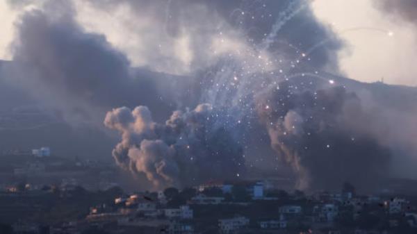 Smoke billows over southern Lebanon following Israeli strikes, amid ongoing cross-border hostilities between Hezbollah and Israeli forces, as seen from Tyre, southern Lebanon September 23, 2024. REUTERS/Aziz Taher