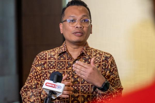 Nik Nazmi: 政府希望与所有可再生能源相关方紧密合作，以确保系统化的过渡 
