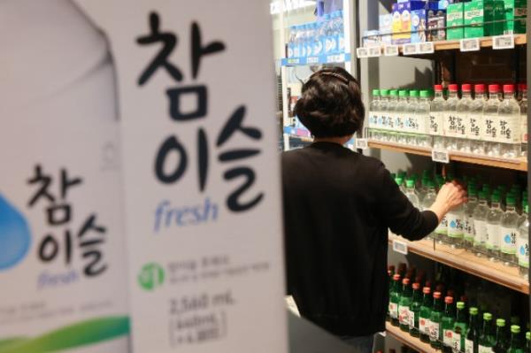 超市货架上摆满了Chamisul烧酒和其他饮料