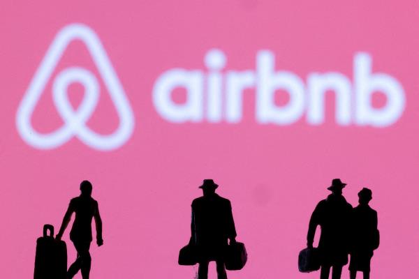 在展示的Airbnb标志前看到的雕像