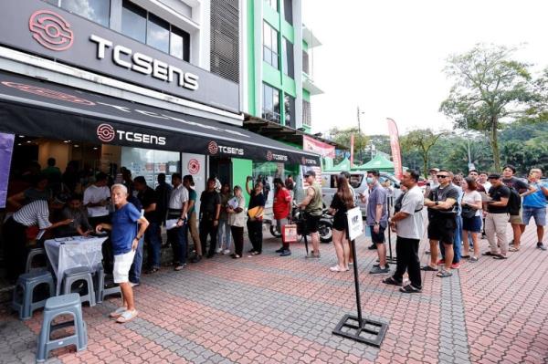 The crowd at the Vehicle Entry Permit (VEP) collection centre TCSens Sdn Bhd in Danga Bay, Johor Baru last week. — Picture by Ben Tan